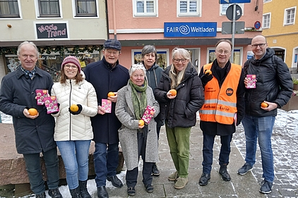Foto (Gerhard Alfranseder): Mit frischem Mut und neuen Ideen machen sich die Kandidatinnen und Kandidaten von Bündnis Waldschutz / ÖDP für die Fairtrade-Stadt Vilshofen stark: (von rechts) Simon Löwen, Weltladen-Koordinatorin Petra Spanner, Martina Wurster, Christina Macht, Bündnis Waldschutz-Sprecher Dr. Herbert W. Wurster und Annika Zwerenz verteilen mit prominenter Unterstützung von Bezirksrat Urban Mangold und Kreisrat Walter Dankesreiter
