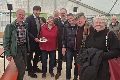 Dieter Wieland und seine Ehefrau Heidi Kreisrat Walter Dankesreiter, der neue BN-Landeschef Martin Geilhufe, stellv. ÖDP-Kreisvorsitzende Maria Schöfberger, BN-Ehrenvorsitzender Prof. Hubert Weiger, Bezirksrat Urban Mangold und die ÖDP-Kreistagsfraktionsvorsitzende Agnes Becker