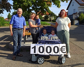 Von Links: Luisa Horsinka und Sonja Hirschmann von der Großtagespflege, sowie ÖDP-Stadtrat Klaus Ries-Müller mit dem gespendeten Kinderwagen. Von Links: Luisa Horsinka und Sonja Hirschmann von der Großtagespflege, sowie ÖDP-Stadtrat Klaus Ries-Müller mit dem gespendeten Kinderwagen.