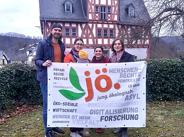 JÖ West Gründung Vier JÖ West Vorstände stehen mit der JÖ Fahne vor einem Haus im Garten