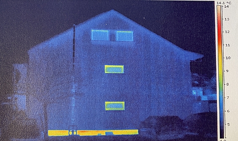 Thermographie Aufnahme mit großem Wärmeverlust im Sockel Thermographie Aufnahme mit großem Wärmeverlust im Sockel