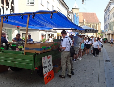 Die Bücher und Gebrauchtwaren wurden auf einem Traktoranhänger präsentiert Die Bücher und Gebrauchtwaren wurden auf einem Traktoranhänger präsentiert