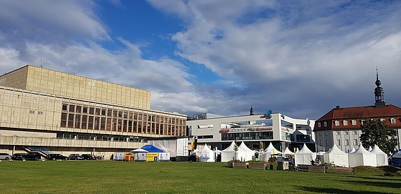 Festplatz vor dem Kultur und Kongresszentrum (links) mit Stadtmuseum (rechts) in Gera.