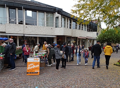 Viele Besucher verweilten bei den im Schatten dargebotenen Bücher vor dem Weltladen Viele Besucher verweilten bei den im Schatten dargebotenen Bücher vor dem Weltladen