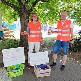 Mitglieder der ÖDP Heilbronn mit Äpfeln in Kisten zur Verteilung