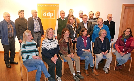 18 der 60 Kandidatinnen und Kandidaten: (vorne v.l.) Andrea Eckstein, Christine Bartl, Elisabeth Schlichte, Anna Schlegel-Herz, Karin Beuting, Katrin Ecker; hinten v. l.: Georg Haseidl, Martin Kleiner, Herbert Stöckl, Otto Baronky, Simone Probst u.a. 18 der 60 Kandidatinnen und Kandidaten: (vorne v.l.) Andrea Eckstein, Christine Bartl, Elisabeth Schlichte, Anna Schlegel-Herz, Karin Beuting, Katrin Ecker; hinten v. l.: Georg Haseidl, Martin Kleiner, Herbert Stöckl, Otto Baronky, Simone Probst, Daniel Dein, Patrik Schlichte, Rolf Beuting, Thomas Guggemoos, Markus Heberle, Katharina Floßmann, Dr. Michael Uhlmann.