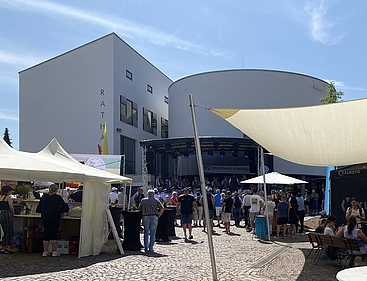 Kein Sonnenschutz vor der Bühne beim Stadtfest Kein Sonnenschutz vor der Bühne beim Stadtfest