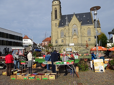 Viel Bücher-Auswahl gab es beim letzten Flohmarkt in diesem Jahr Viel Bücher-Auswahl gab es beim letzten Flohmarkt in diesem Jahr