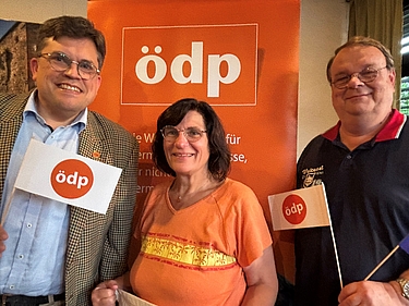 Der neu gewählte Vorstand des Kreisverbands Main-Kinzig im Bild. Von links nach rechts: Dr. Ralf Grünke (Vorsitzender), Sabine Pfeiffer (zweite stellvertretende Vorsitzende), Christian Maiwald (erster stellvertretender Vorsitzender).