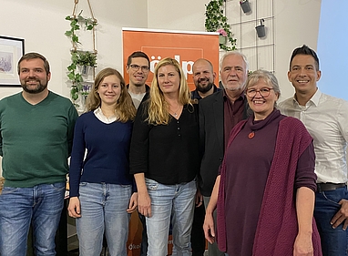 Gruppenfoto mit den Kandidaten und Kandidatinnen auf den vorderen Plätzen der Liste