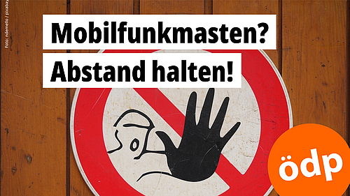 Ein Schild mit dem Zeichen für "Abstand halten"