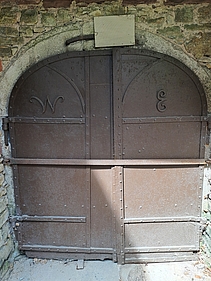 Eiserne Original-Eingangstür zum historischen "Ehlers-Eiskeller"